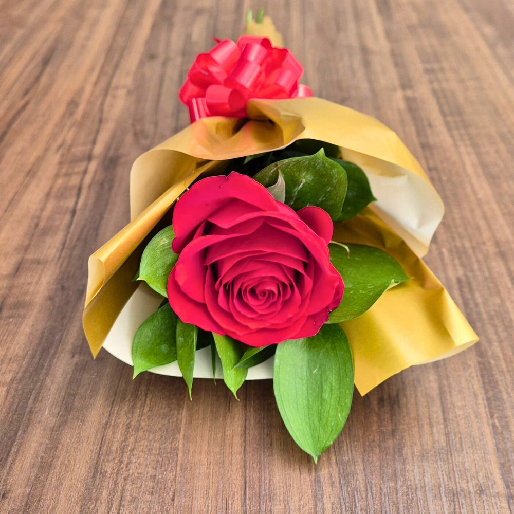 Buqu� com 1 Rosa Vermelha e Folhagens