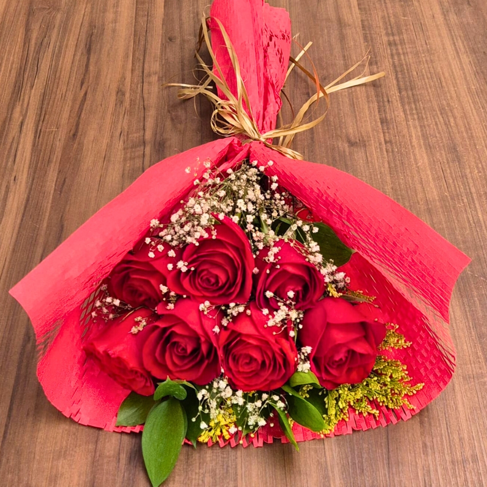 Buqu� Eleg�ncia com 7 Rosas Vermelhas e Folhagens