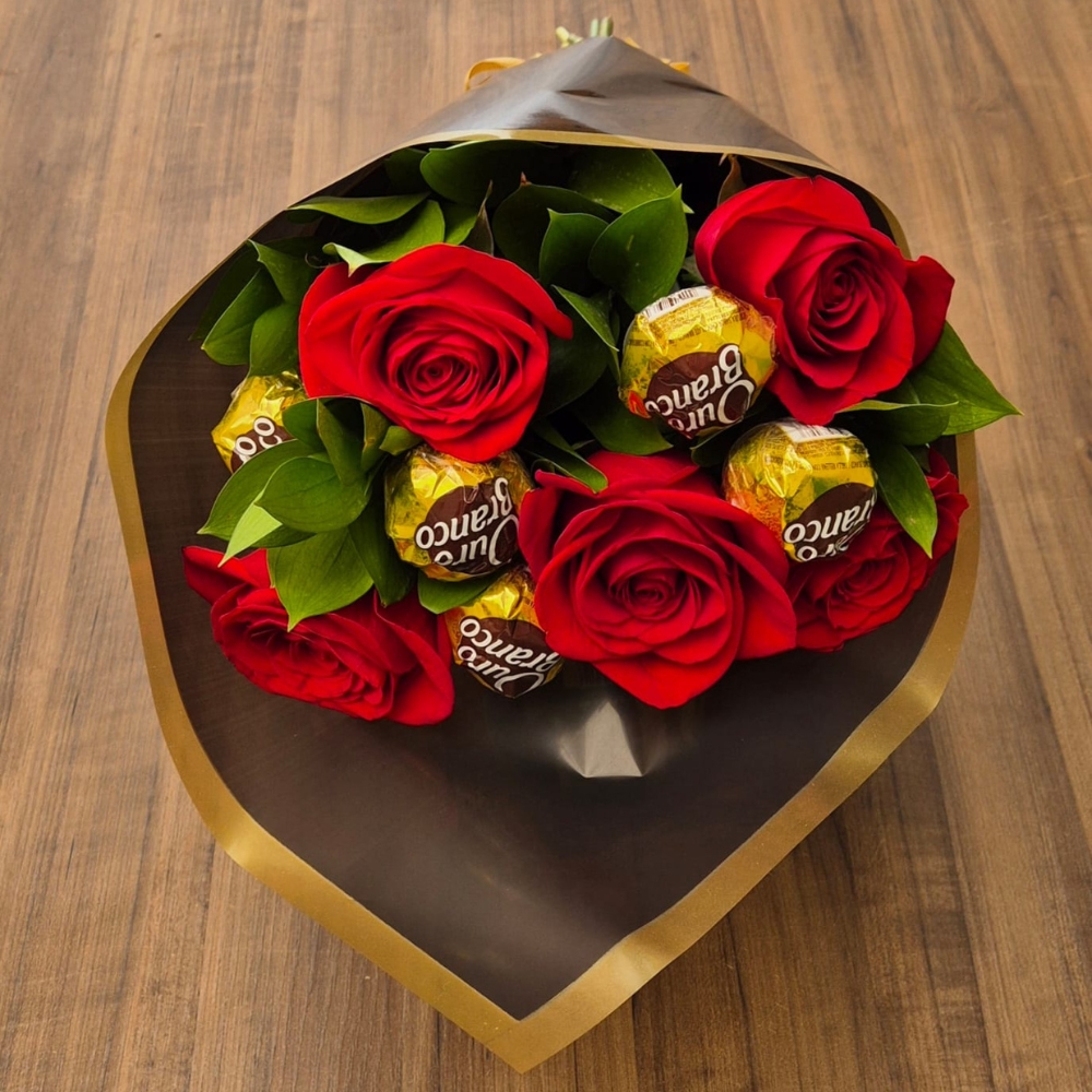 Buqu� com 5 Rosas Vermelhas e Bombons Ouro Branco