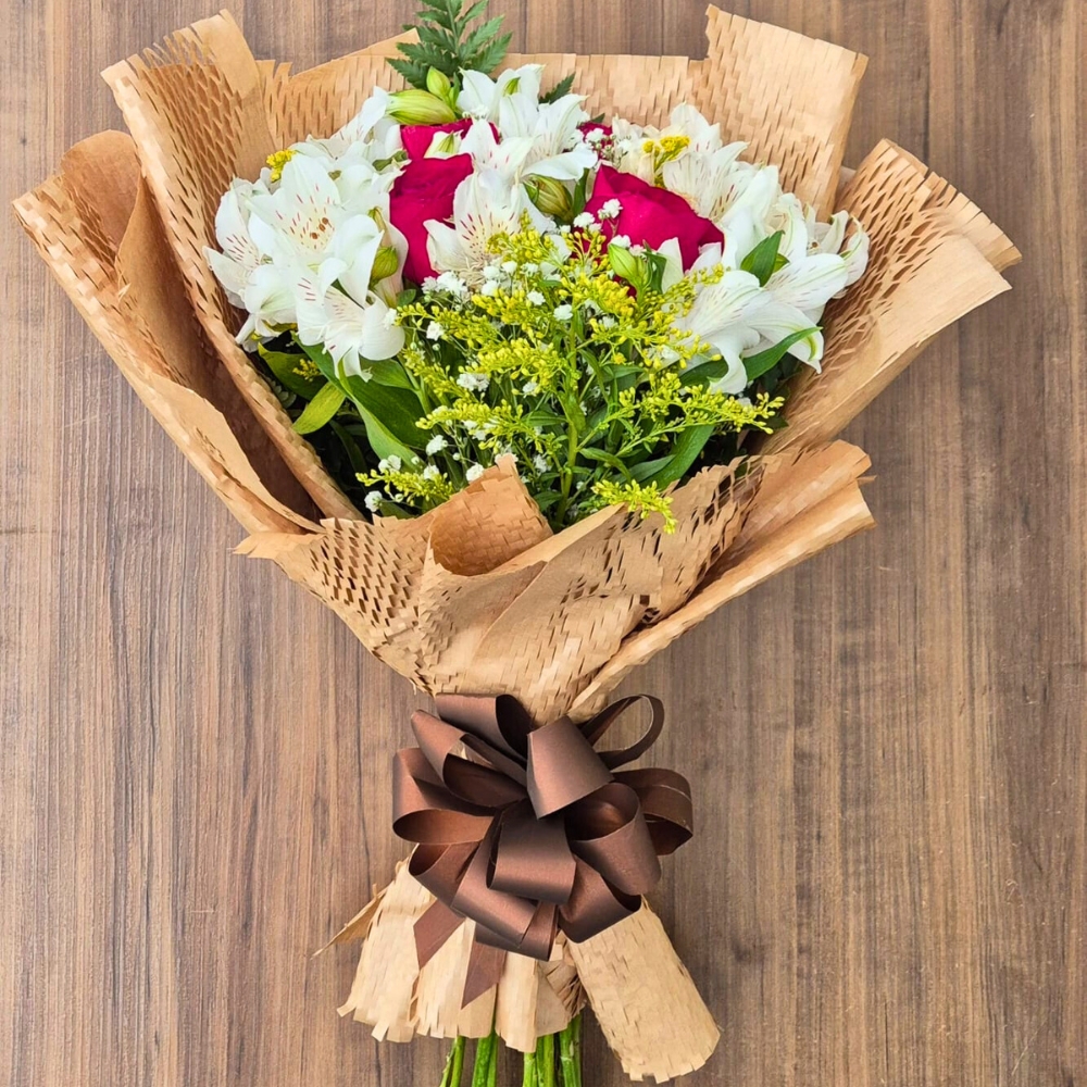Buqu� Encanto com Rosas, Alstroem�rias e Folhagens