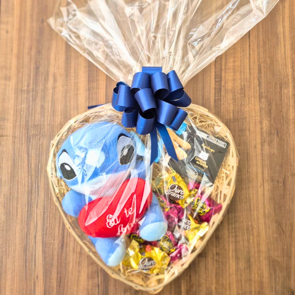 Cesta Cora��o com Pel�cia Stitch, Kopenhagen e Bombons