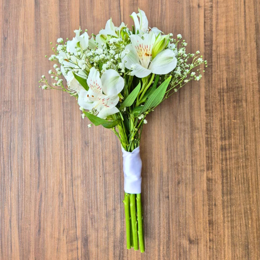 Buqu� Delicado de Alstroem�rias com Gypsophila