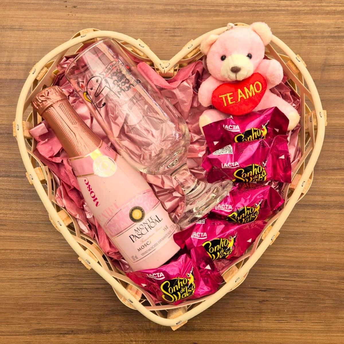 Cesta Cora��o com Espumante, Ta�a e Pel�cia