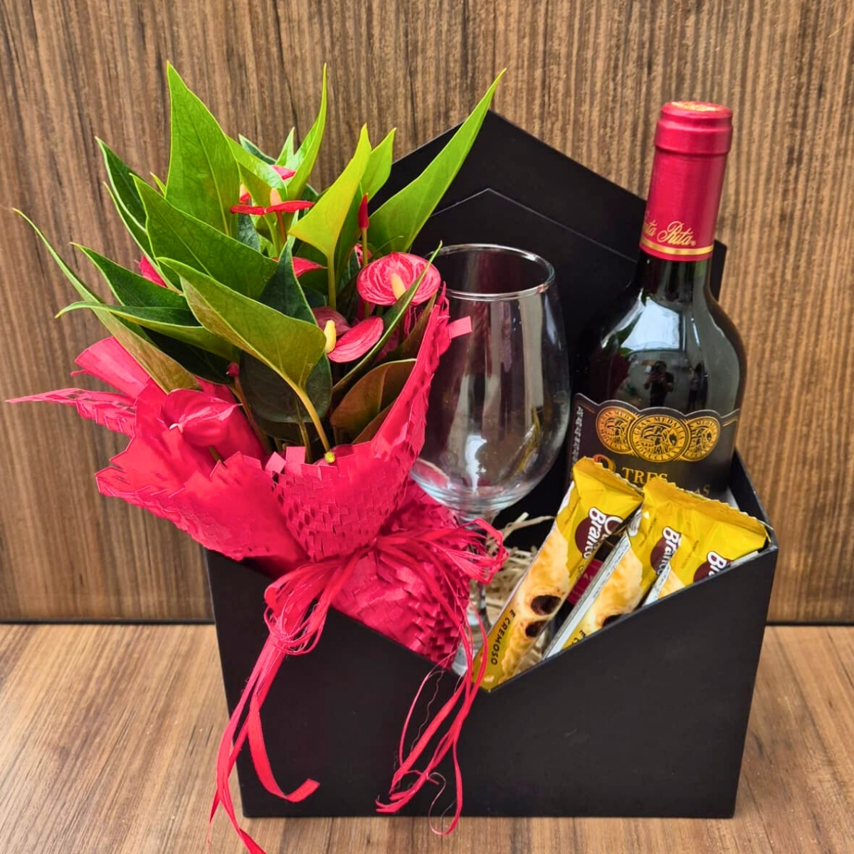 Cesta com Vinho, Ta�a e Ant�rio Vermelho