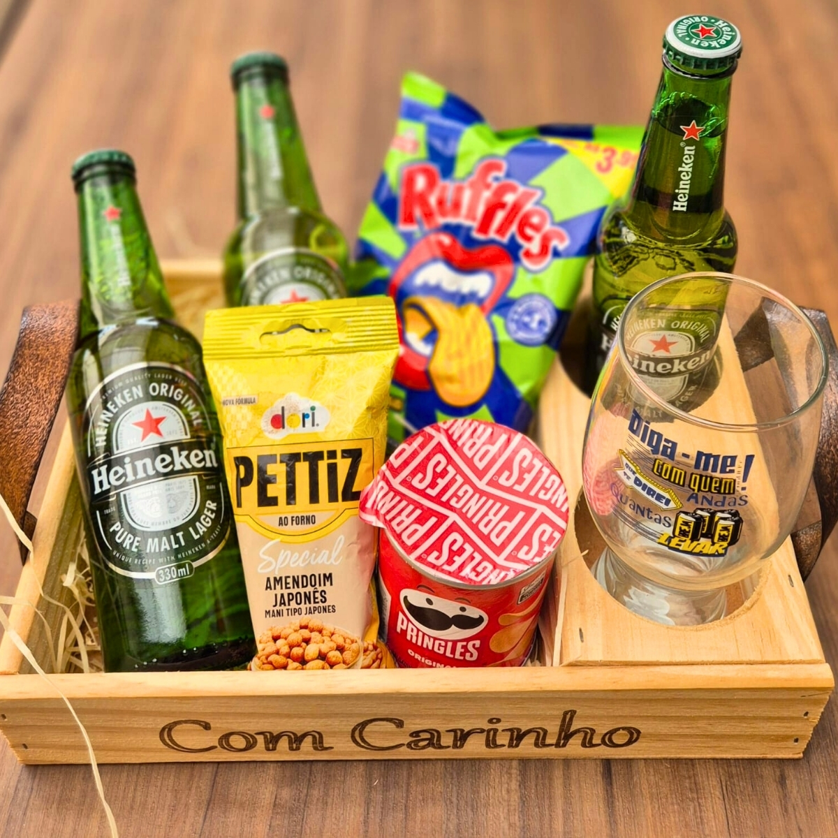 Cesta com Cervejas, Petiscos e Copo de Vidro