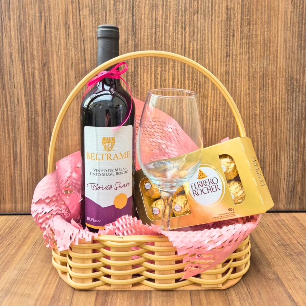 Cesta com Vinho, Ta�a e Ferrero Rocher