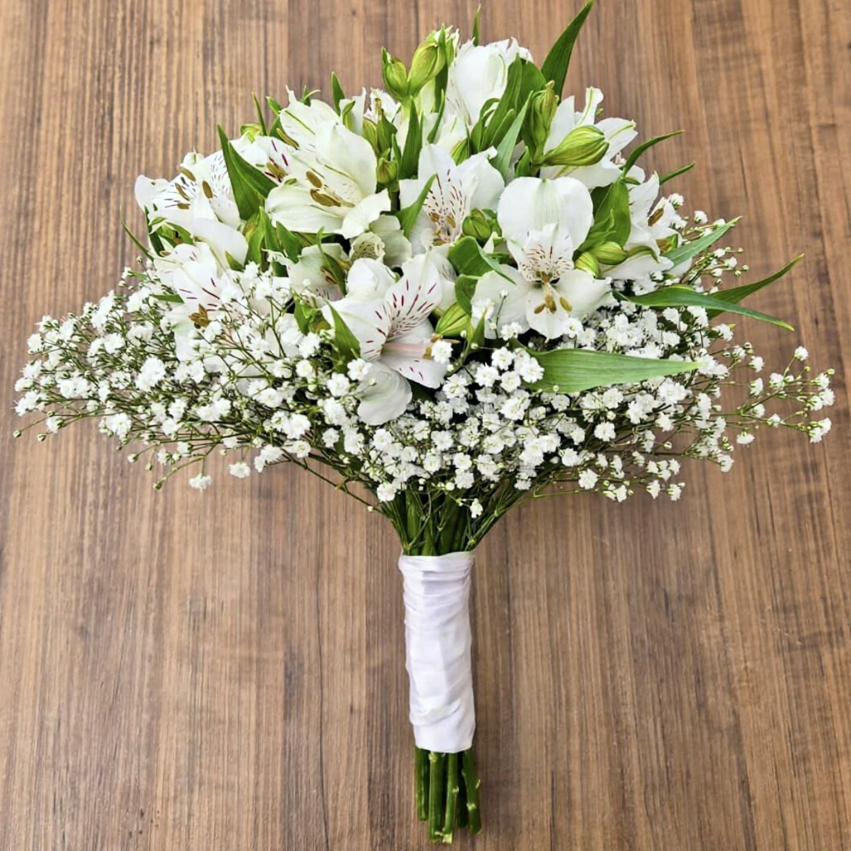 Buqu� de Noiva com Alstroem�rias e Gypsophila