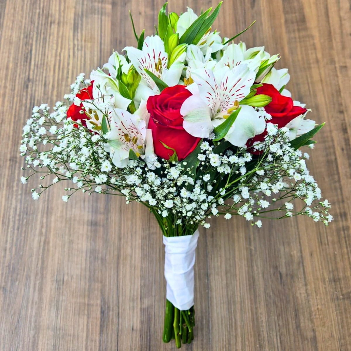 Buqu� de Noiva com Rosas, Alstroem�rias e Gypsophila