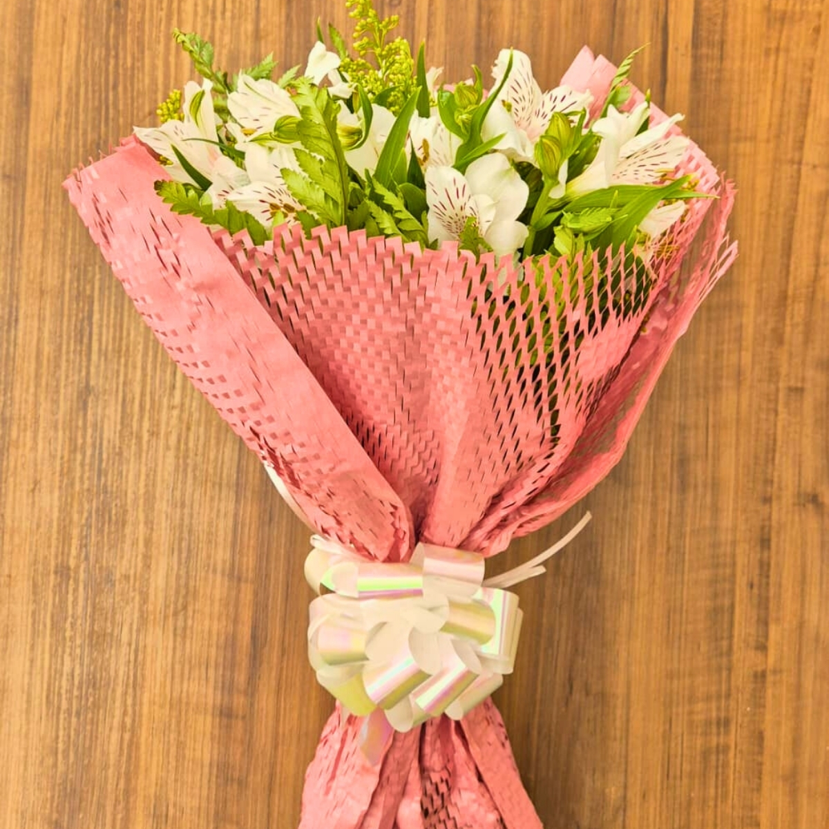 Buqu� de Alstroem�rias com Folhagens Naturais