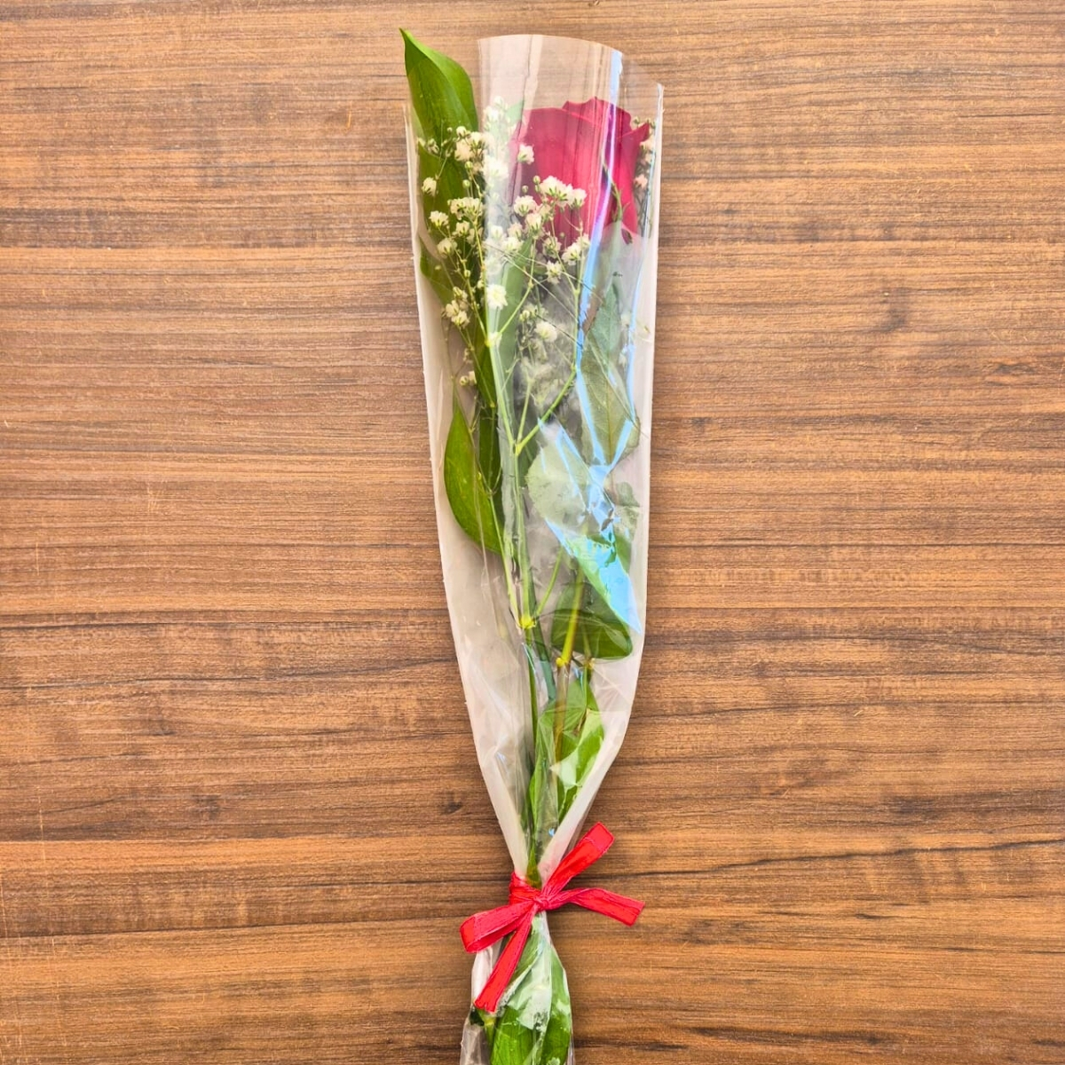 Rosa Solit�ria com Gypsophila e Folhagem