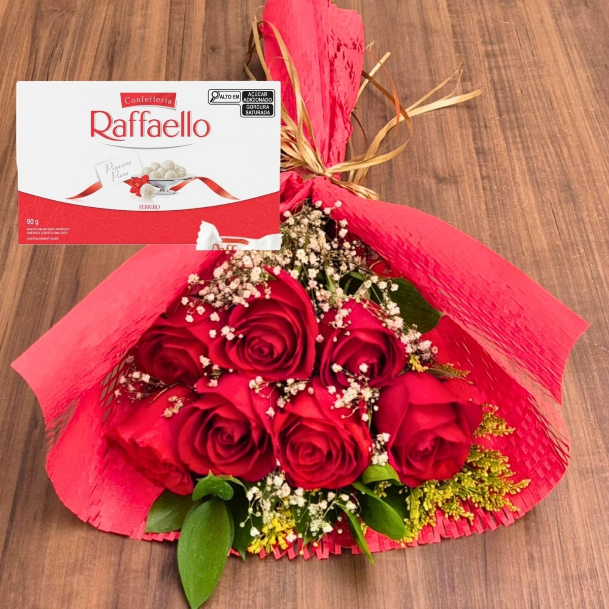 Buqu� Eleg�ncia com 7 Rosas Vermelhas, Folhagens e Raffaello