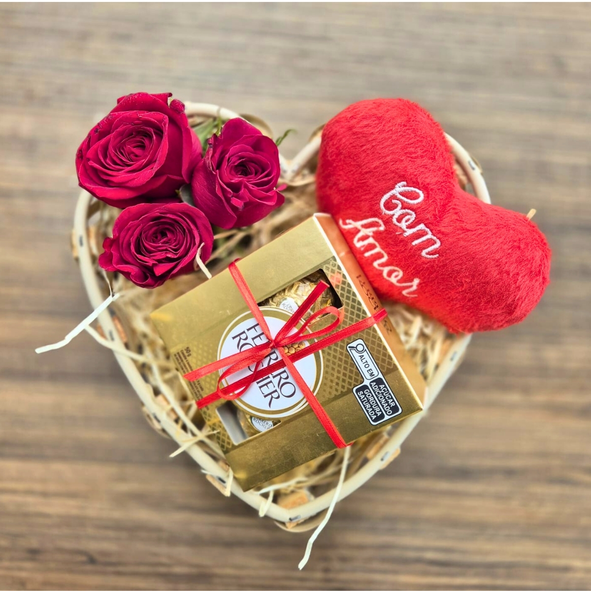 Cesta Cora��o com Rosas, Ferrero Rocher e Pel�cia