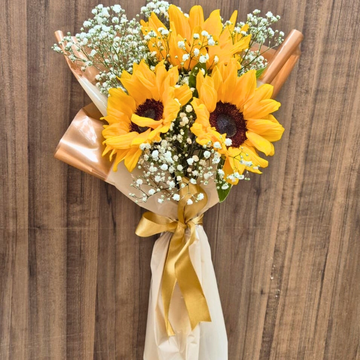 Buqu� com Girass�is e Gypsophila