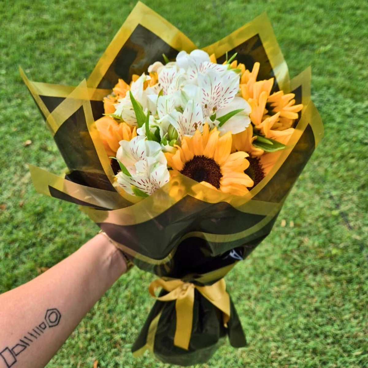 Buqu� com Girass�is e Alstroem�rias