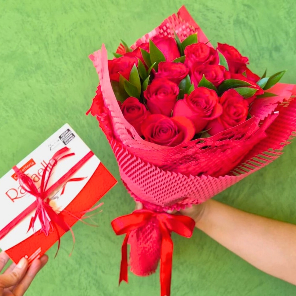 Buqu� Premium com 18 Rosas Vermelhas e Raffaello