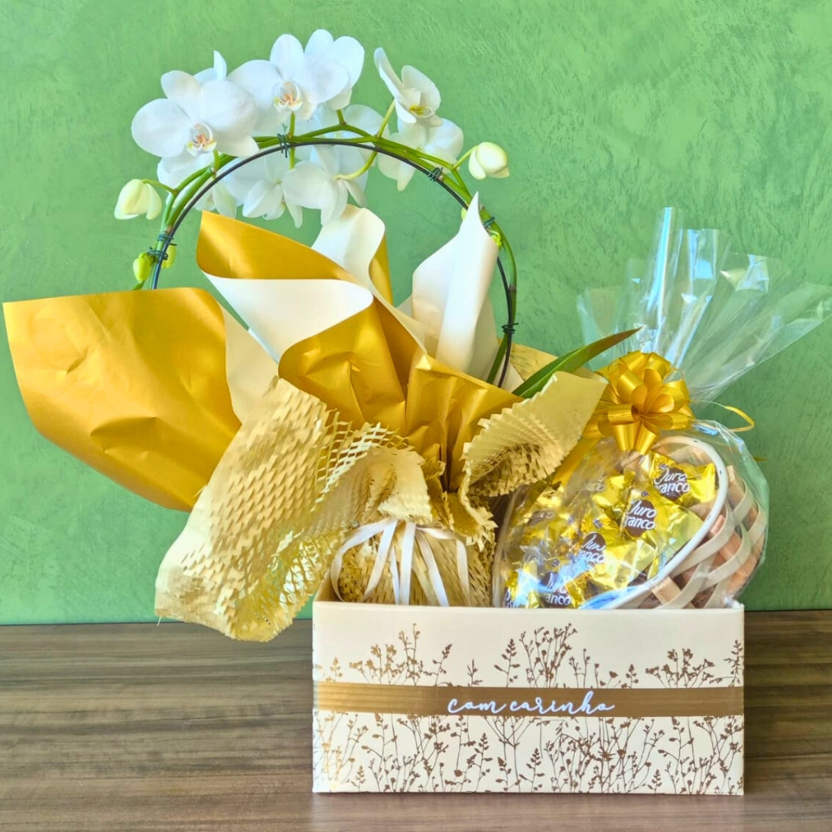 Cesta Cora��o com Orqu�dea Phalaenopsis e Chocolates