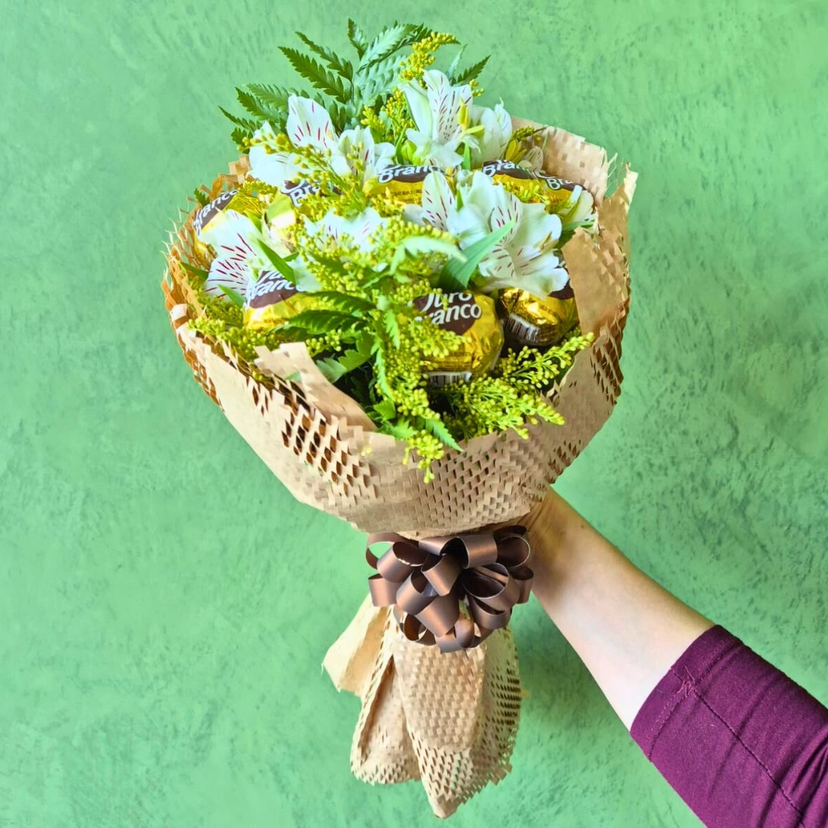 Buqu� com Alstroem�rias e Bombons Ouro Branco