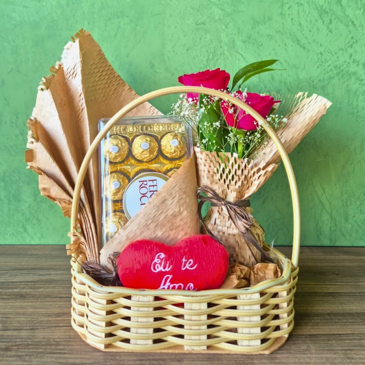 Cesta com Rosas Vermelhas, Ferrero Rocher e Pel�cia