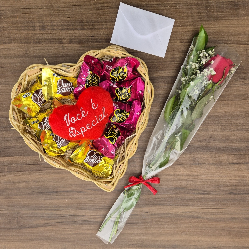 Cesta Cora��o com Bombons e Rosa Solit�ria